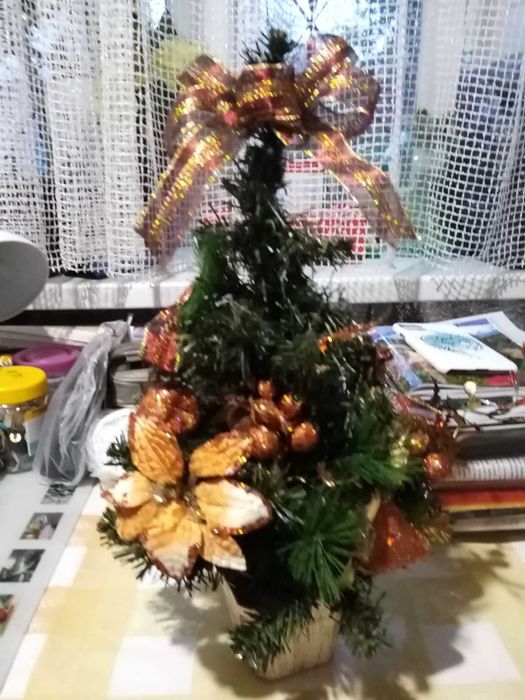 Ялинка новорічна,штучна.