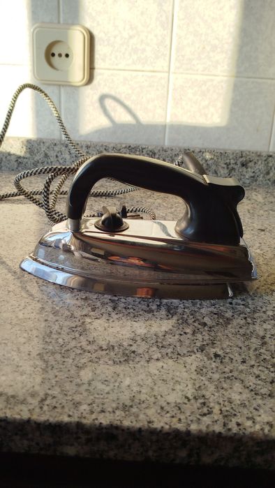 Ferro de engomar Morphy Richards antigo