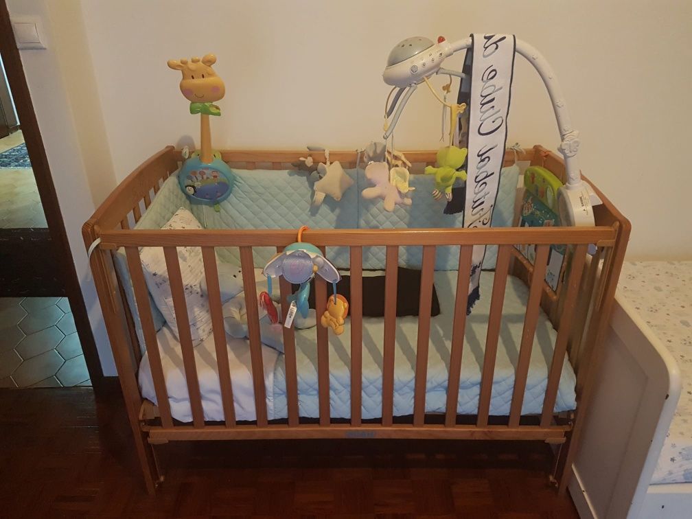 Berço de bebê com grades