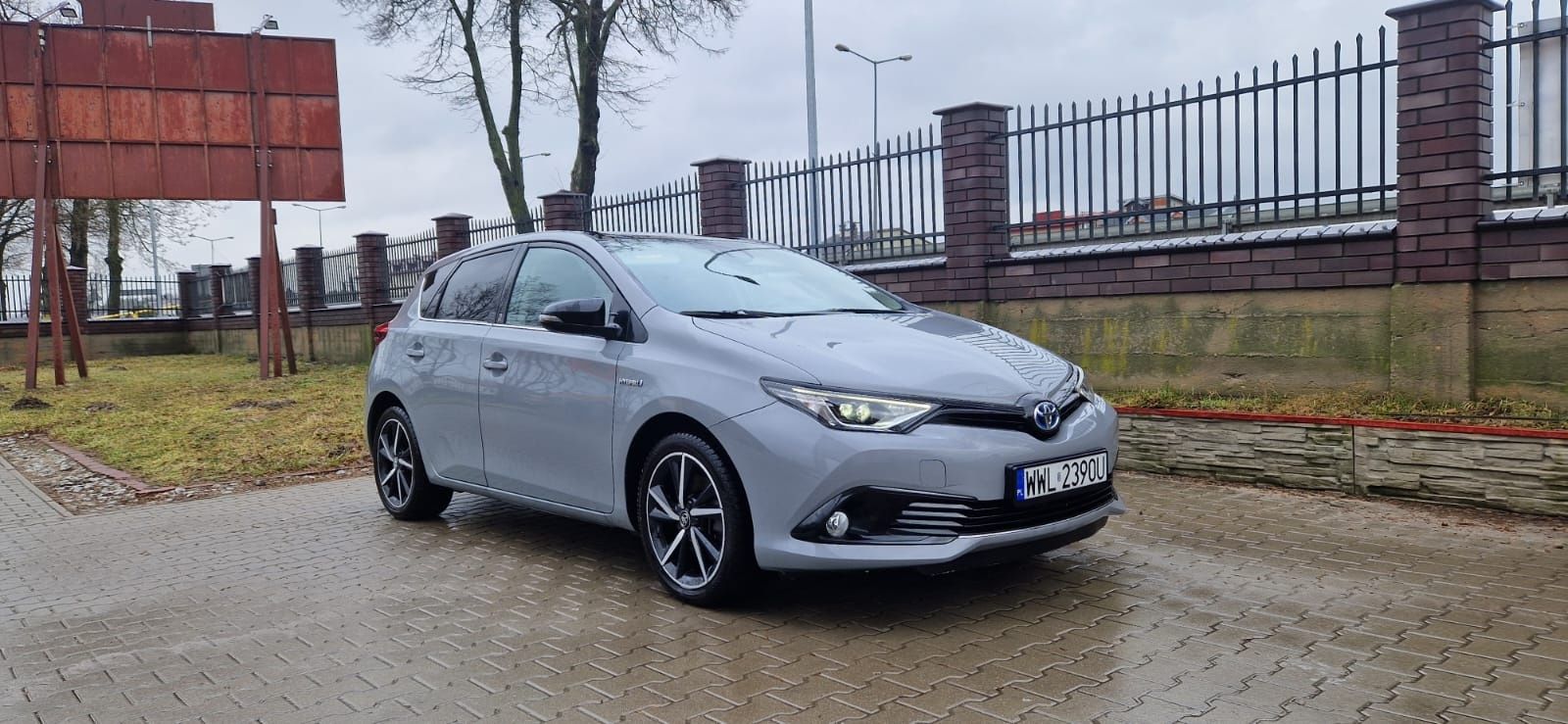 Toyota Auris Selection 1.8 Hybryda 136KM