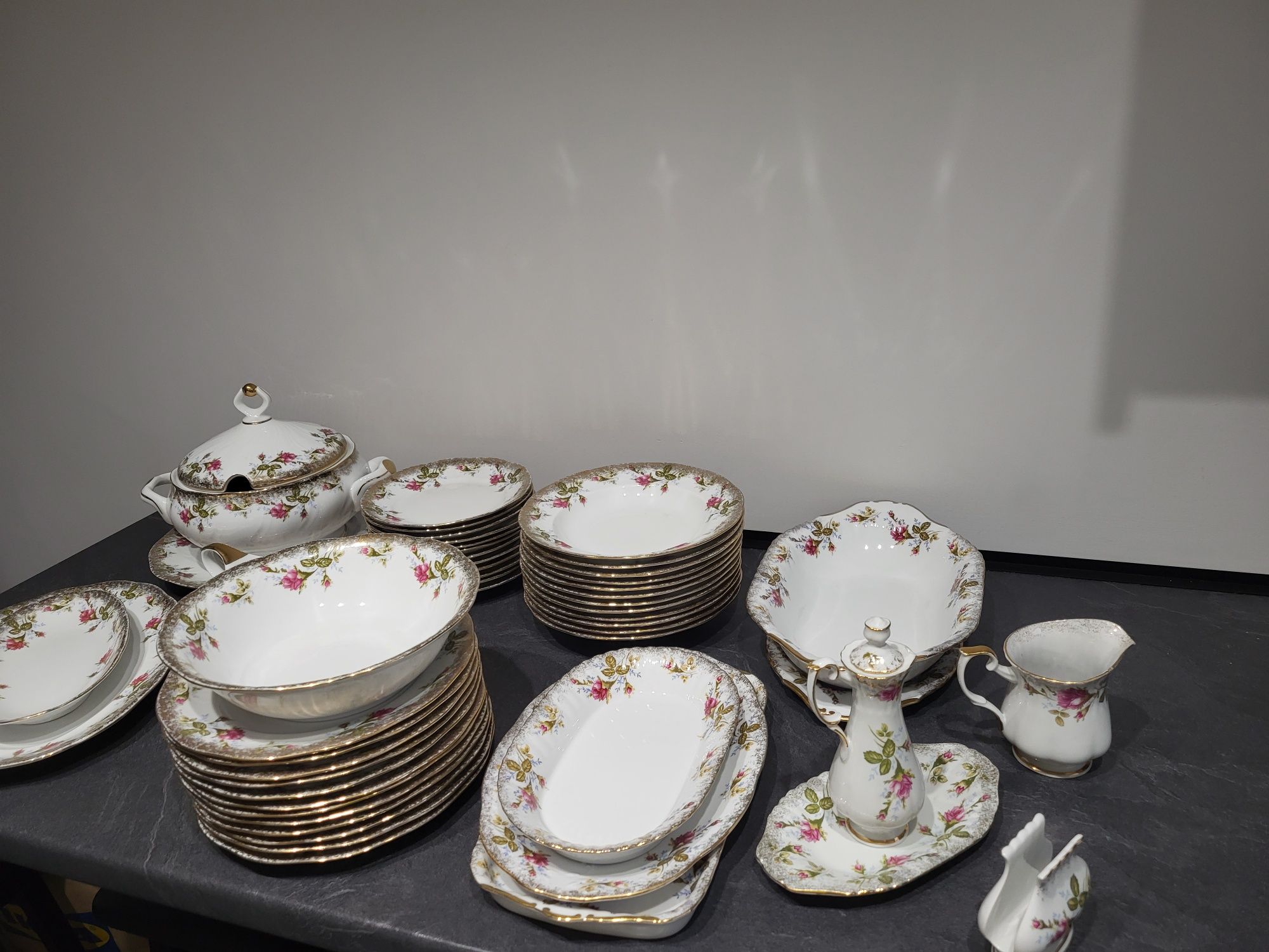 Serwis obiadowy porcelanowy na 12 osób Chodzież