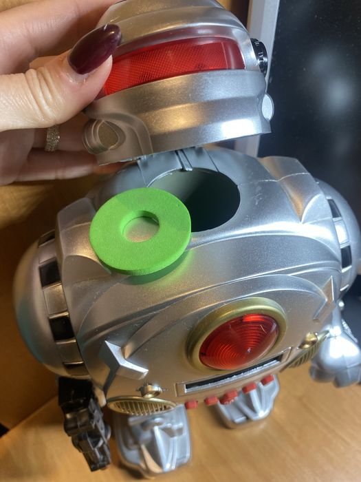 Робот на пульте управления Стреляет дисками