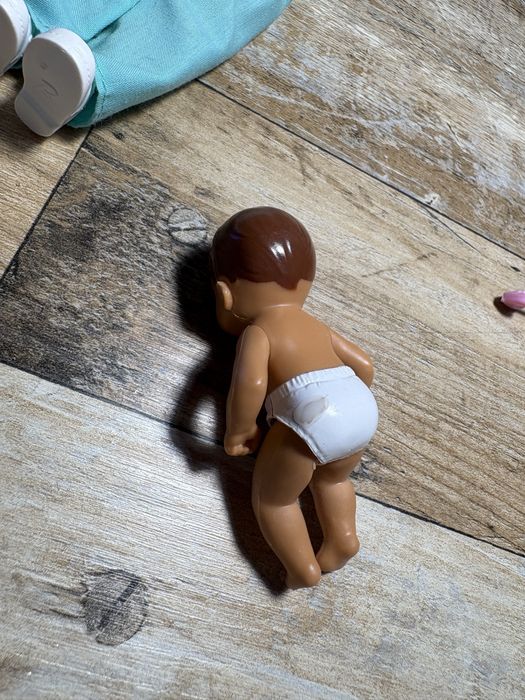 Лялька Барбі педіатр