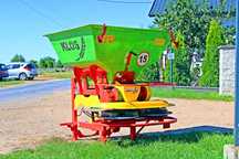 Rozsiewacz wapna nawozu Rozsiewacz taśmowy 300L 400L 600L 800L KŁOS