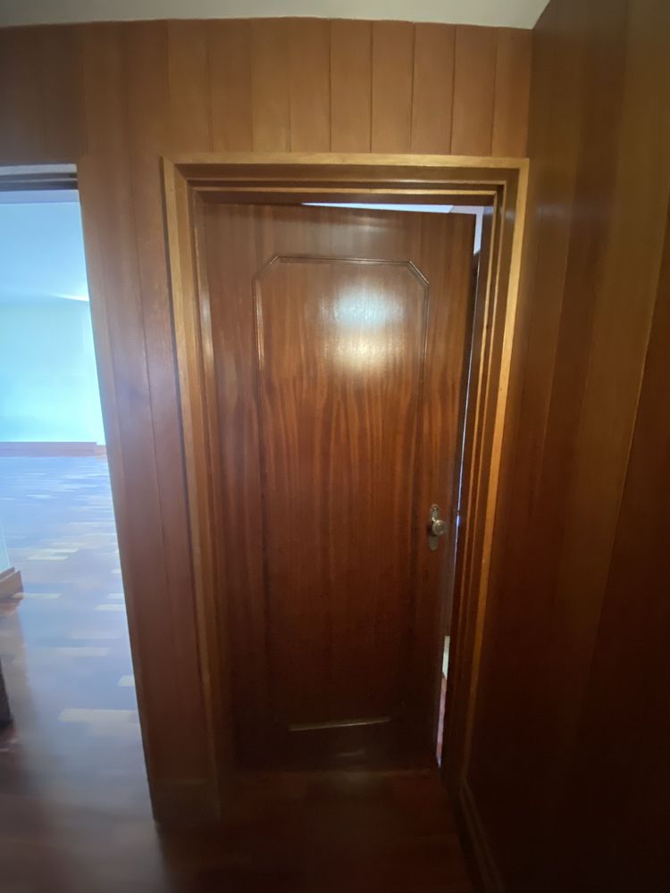 Portas e Roupeiros com aros e ferragens