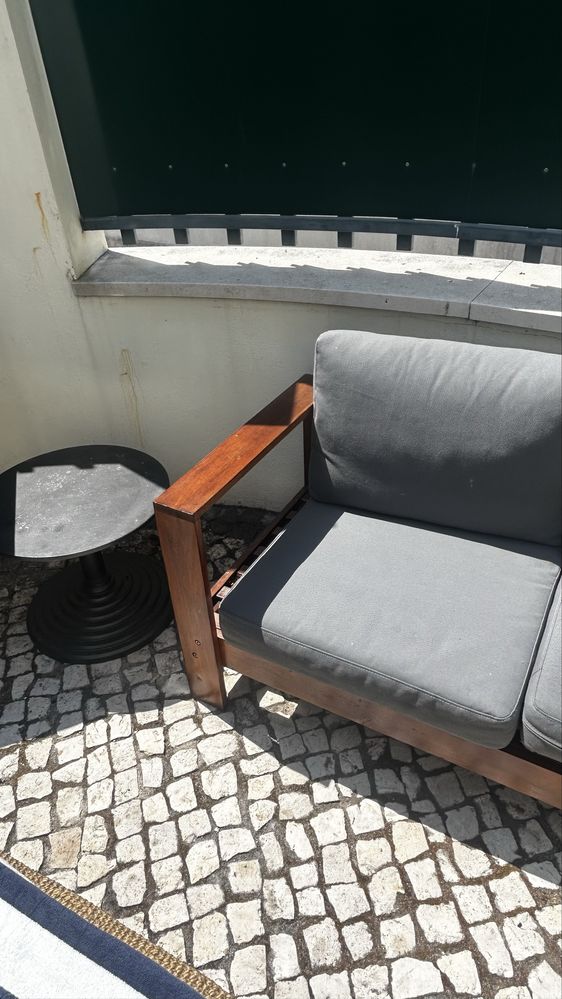 Sofa de jardim de madeira com almofadas