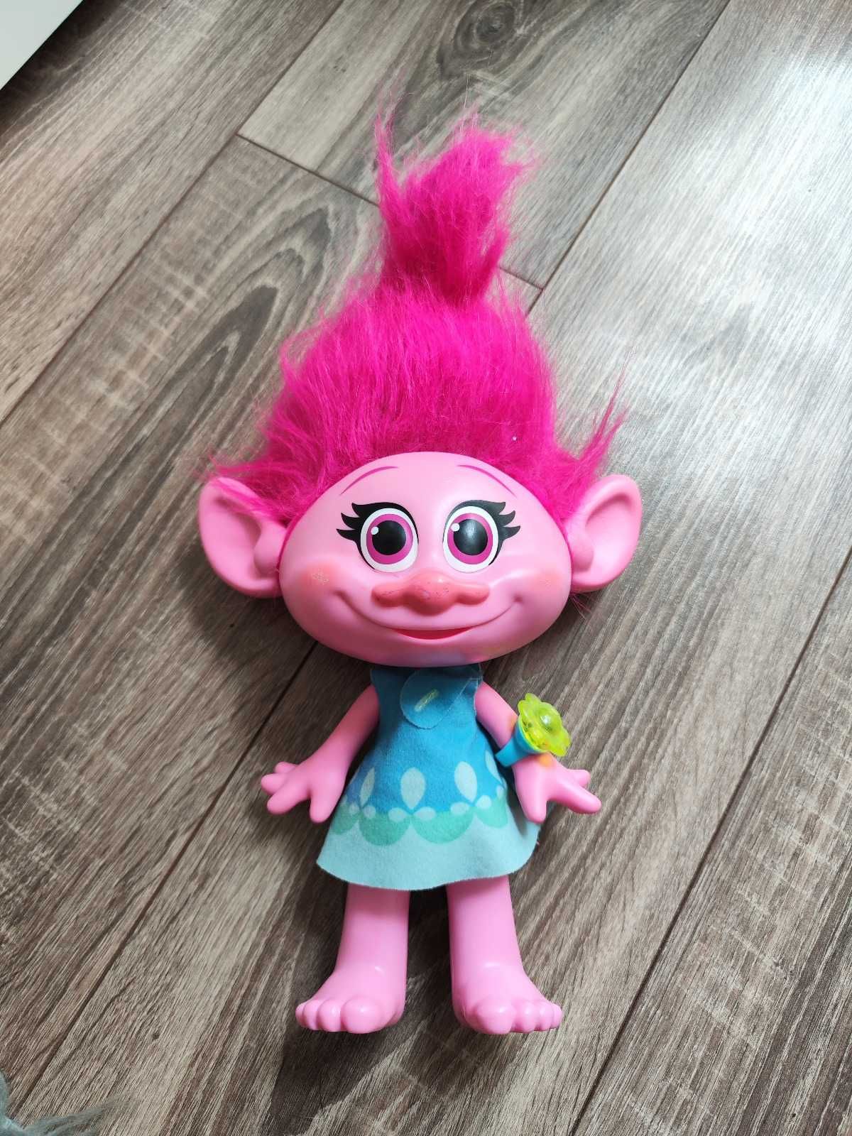 Lalka Poppy Hasbro Trolle Interaktywna zabawka 2015 trollinka śpiewa