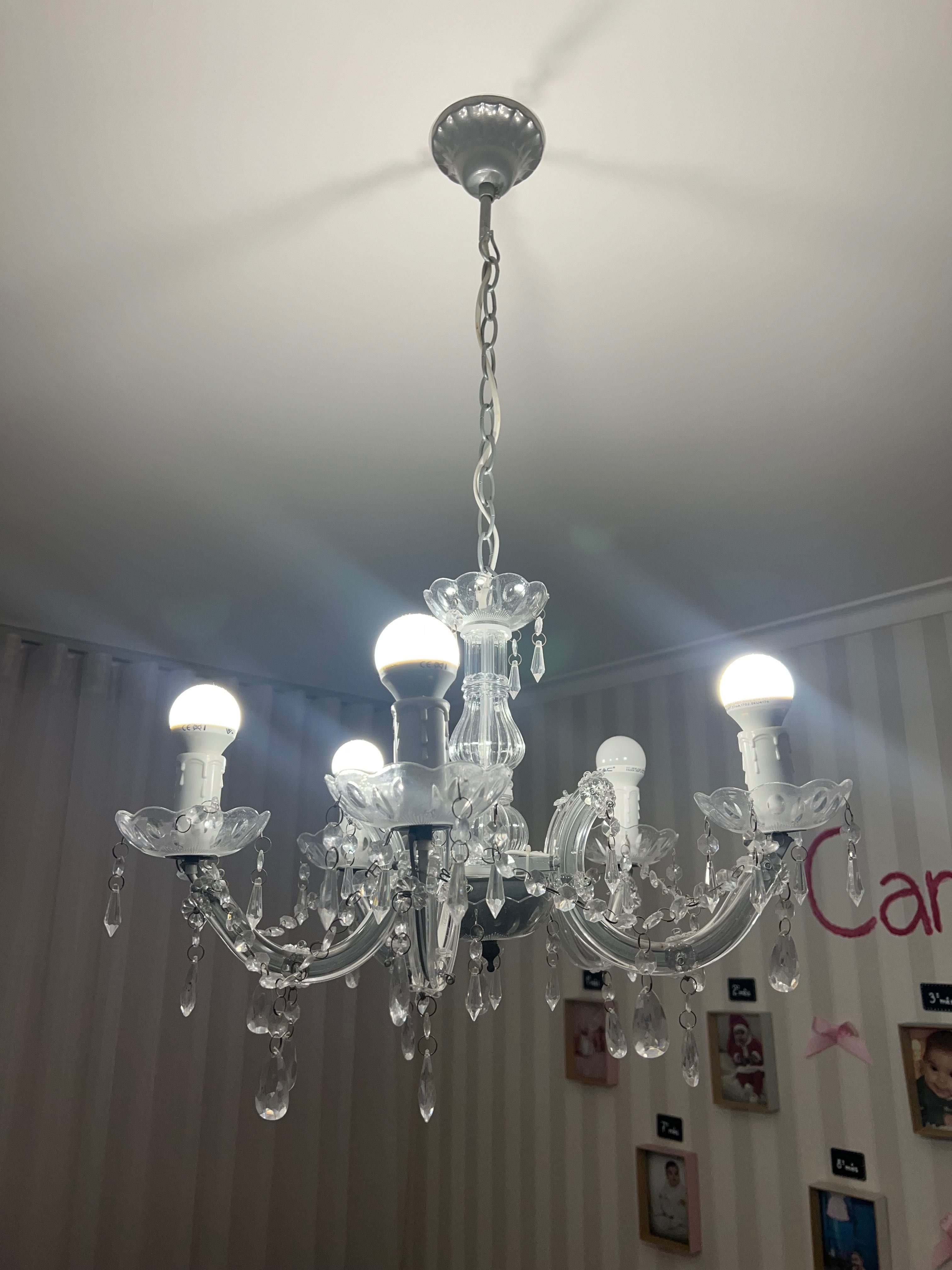 Candeeiro com pendentes em acrílico