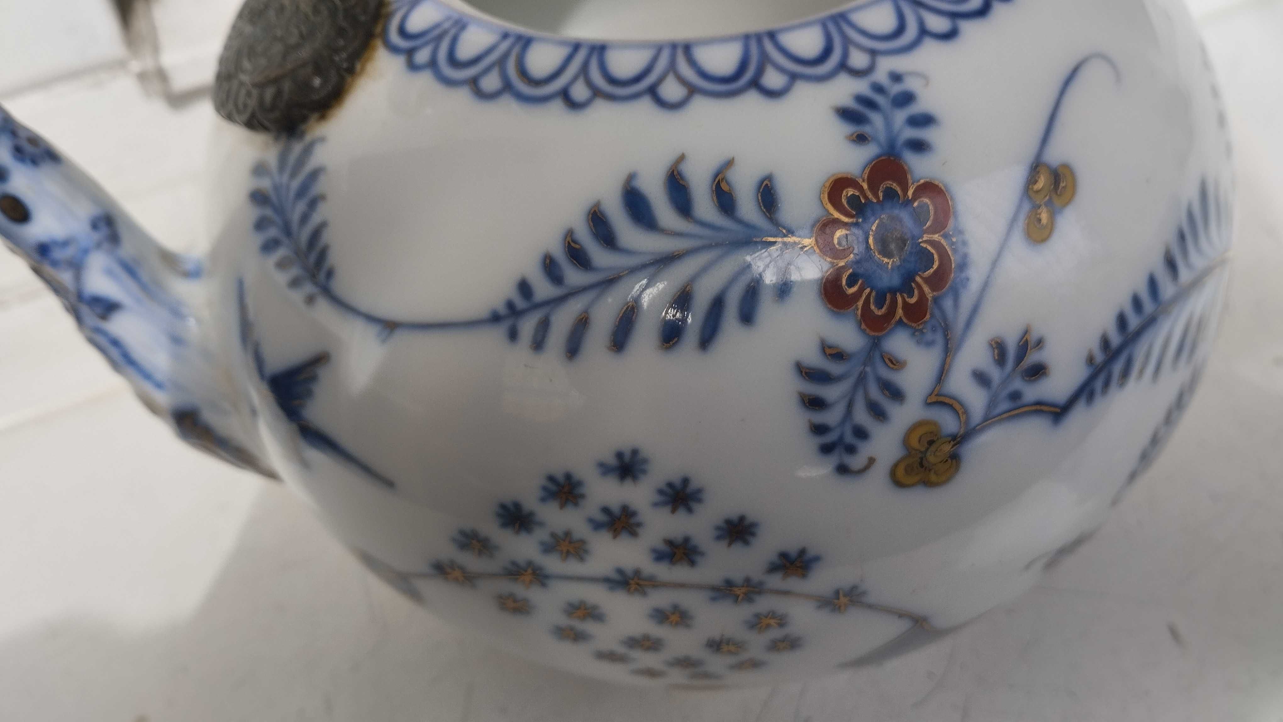 stary ceramiczny czajnik z mosiężną rączką