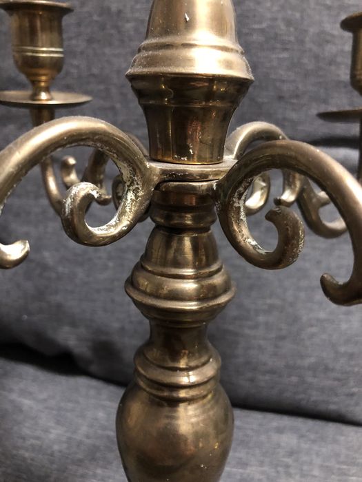 Dwa pięcioramienne mosiężne świeczniki