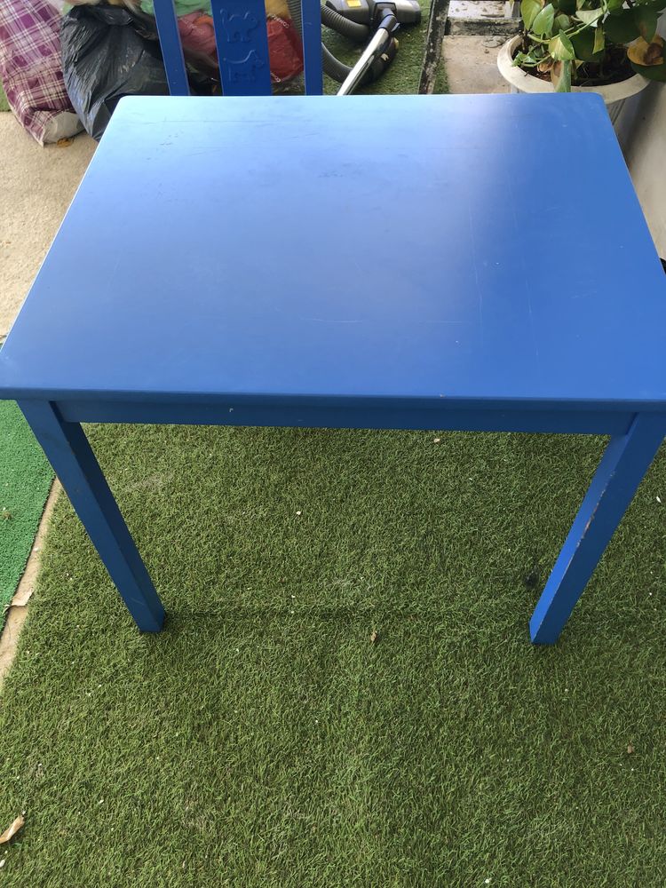 Mesa de crianca com uma cadeira