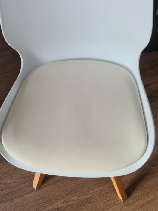 Okrągły Stół i 3 krzesła