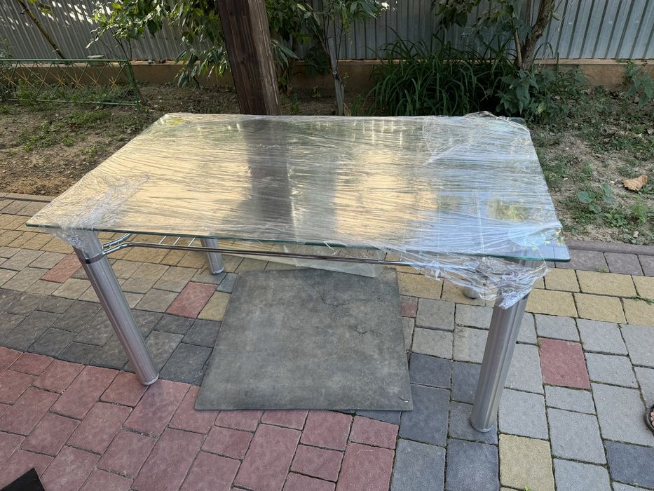 Стіл скляний, повністю нормальний