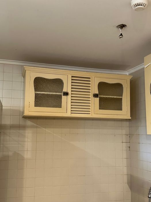 Título:
Armário antigo de parede: madeira, pintado de amarelo (Alfama)