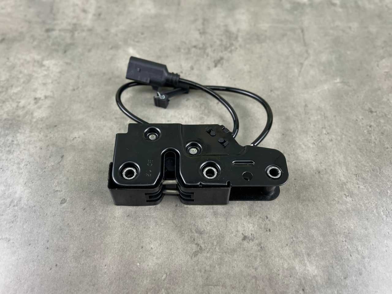 Замок капота перед низ  AUDI A4 /S4/A5 / S5 / Q5 / B8 / 8R ) 8K0823509