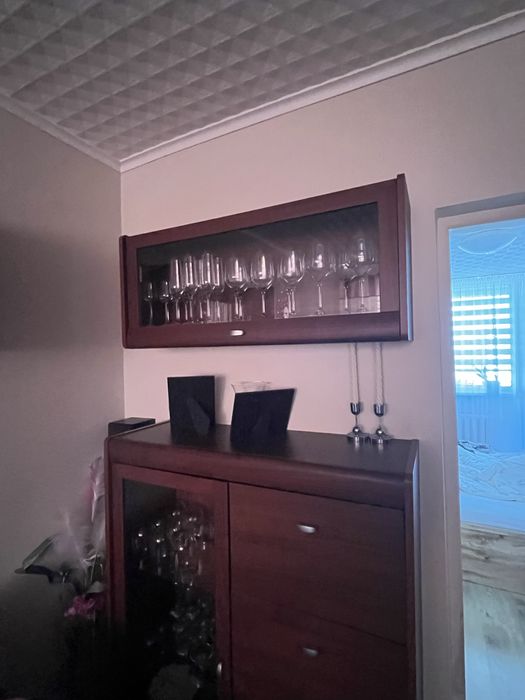 2 witryny, komoda, 2 polki, stol plus 4 krzesla do salonu lub jadalni