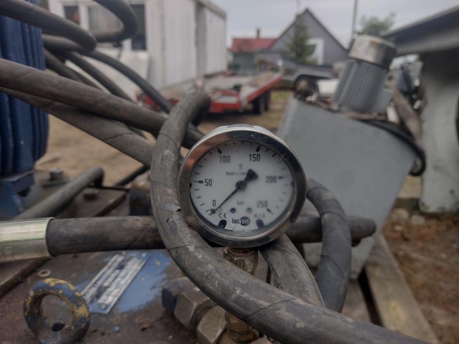 Pompa hydrauliczna, zasilacz hydrauliczny z zbiornikiem i rozdzielacze