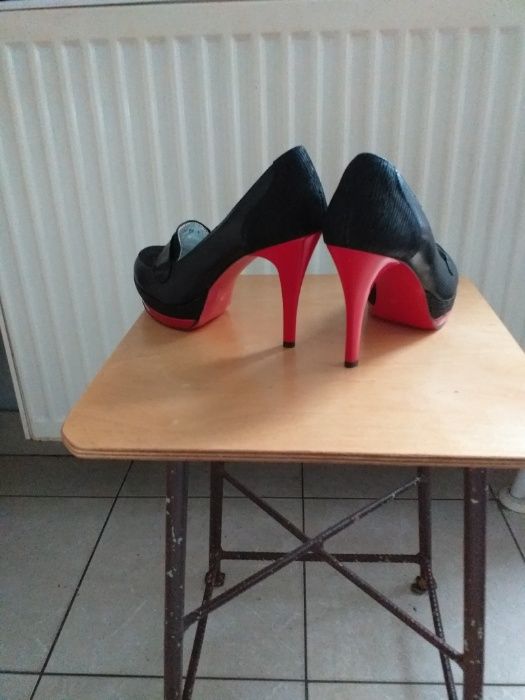 Eleganckie buty szpilki czarne na platformie NR 38