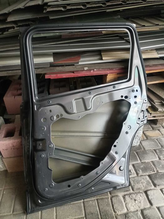 Двері праві задні Jeep cherokee