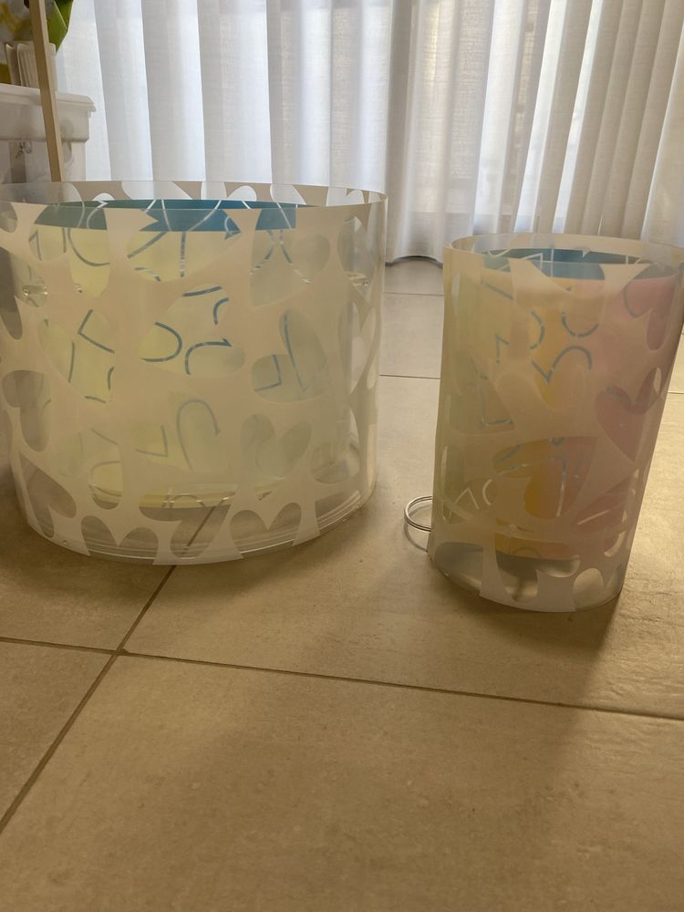Candeeiro de teto e mesa de cabeceira quarto menina
