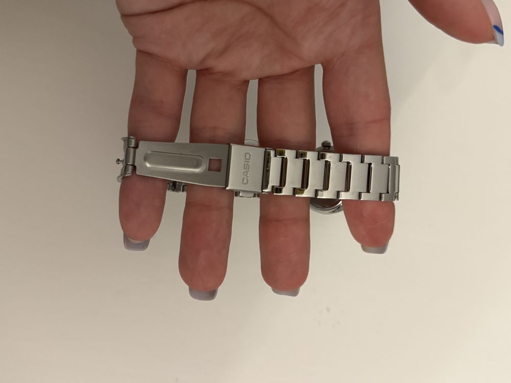 Srebrny zegarek Casio z perłową tarczą