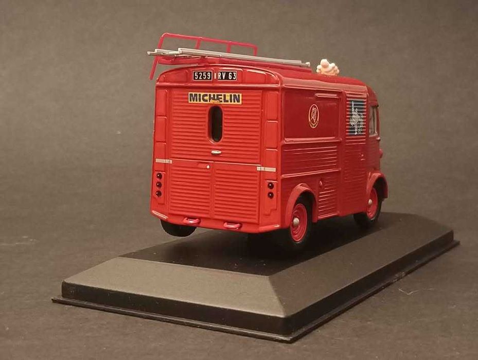 Miniatura de coleção Citroen Type H Bombeiros na escala 1.43