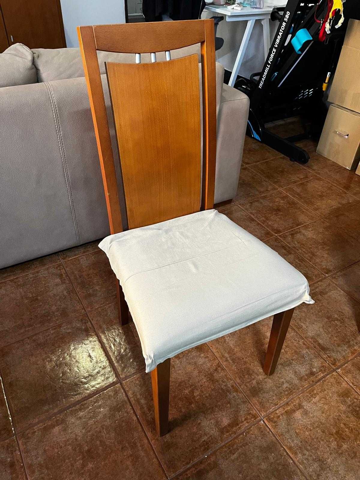 Conjunto mesa de jantar e quatro cadeiras