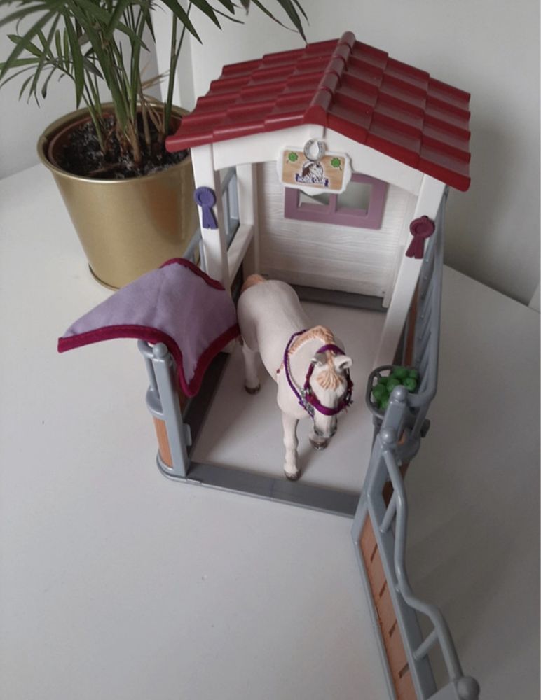 Stajnia boks schleich koń