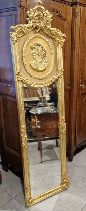 Piękne stylowe lustro w złotej ramie