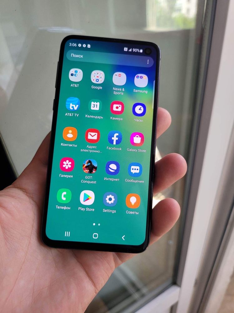 Samsung Galaxy S10e.