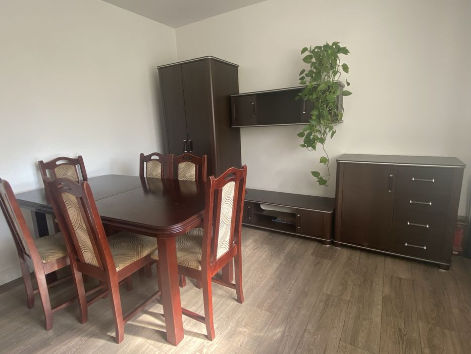 Zestaw ciemny brąz stół krzesła komoda