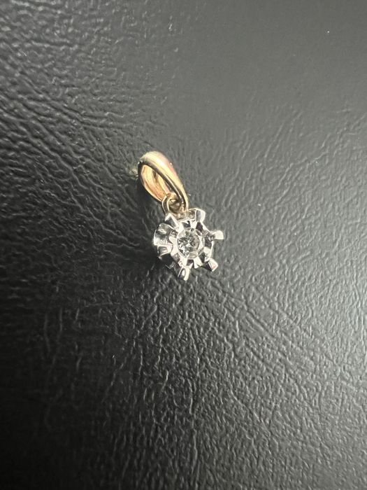 Złota zawieszka z diamentem