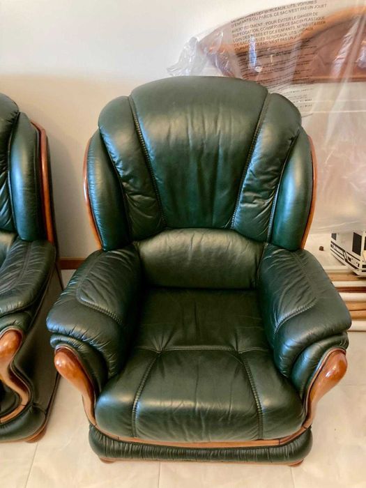 Vendo Conjunto SOFÁS em Pele + ESPELHO