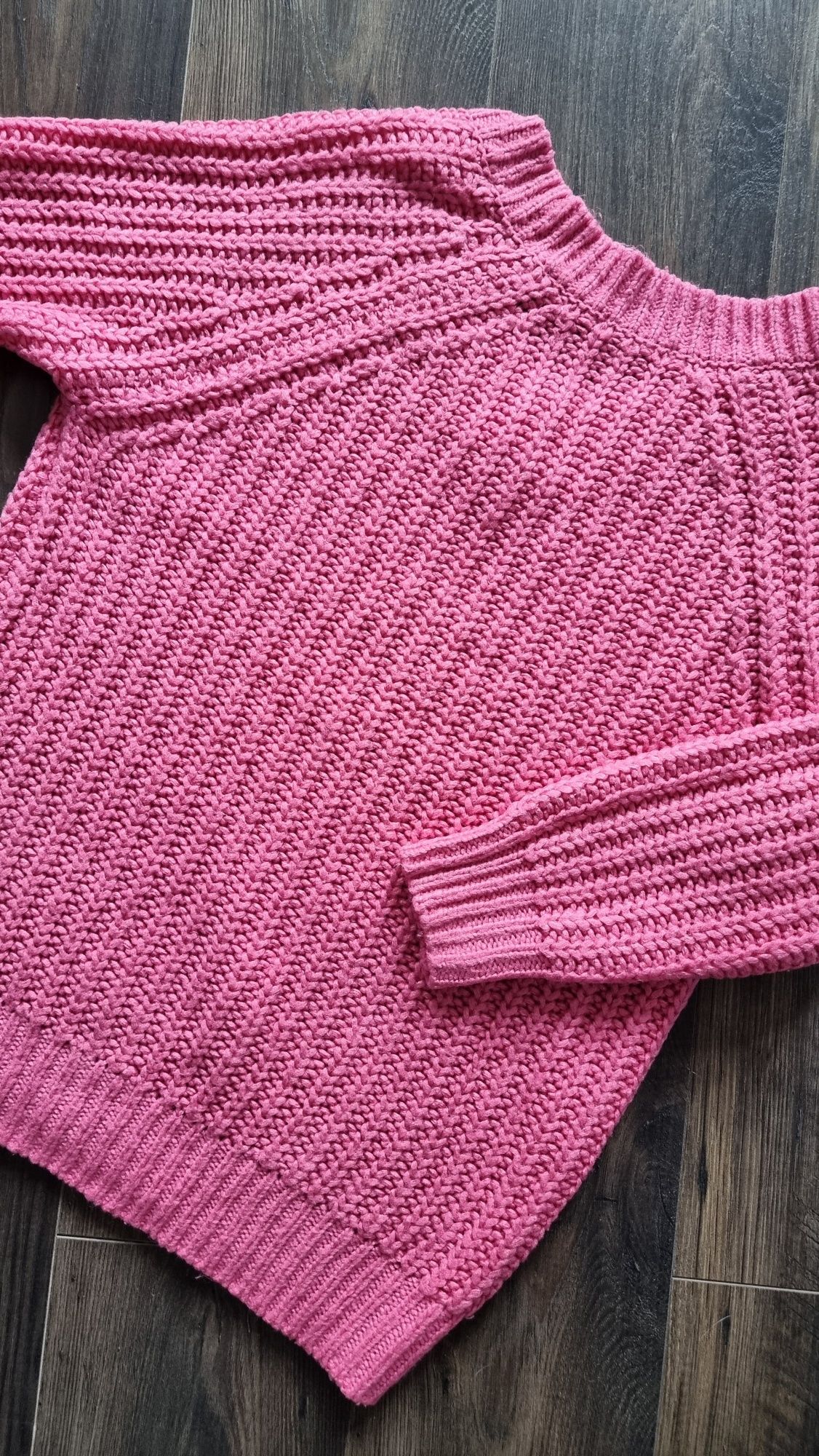 Różowy sweter z dekoltem V