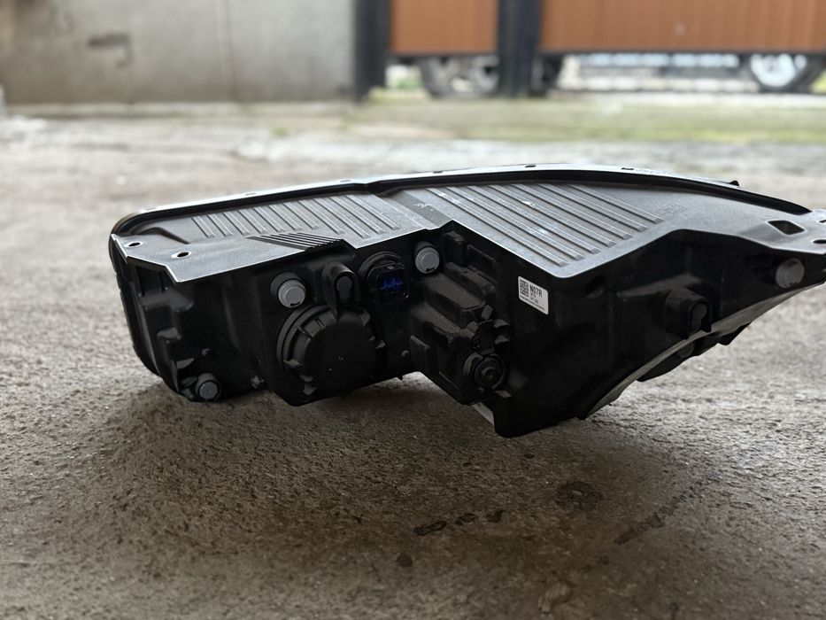 Права фара Ionik 5 2023 рік