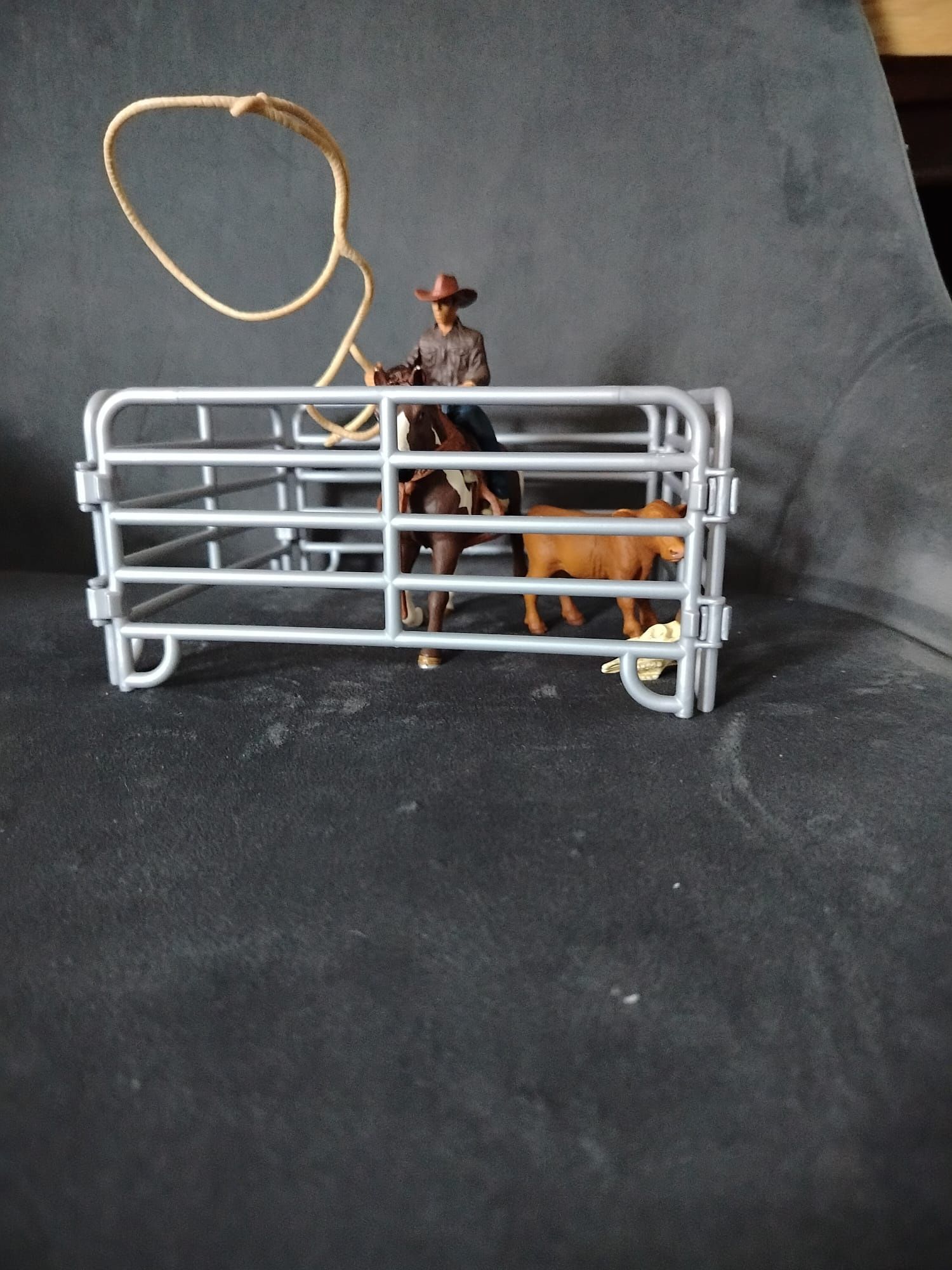 Schleich Kowboj łapiący na lasso 41418