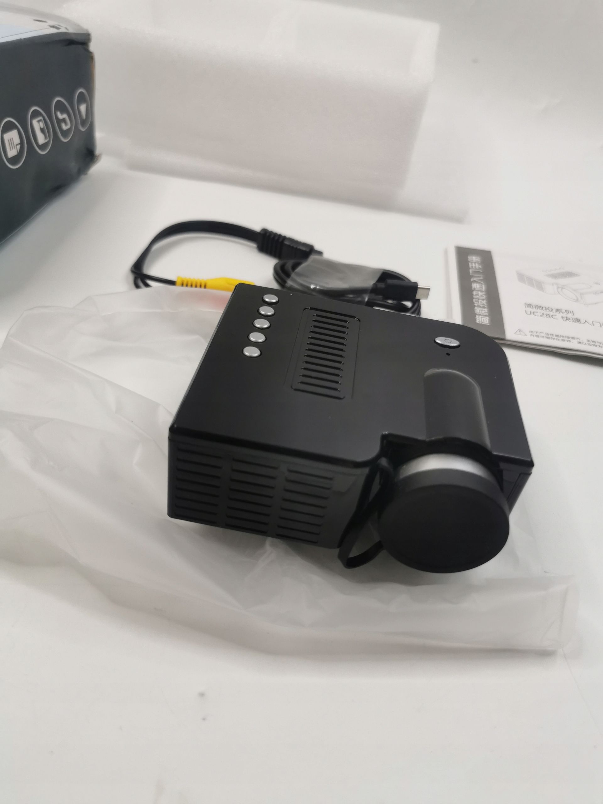 Uc28C Mini Projektor Rzutnik Kino Domowe Projektor