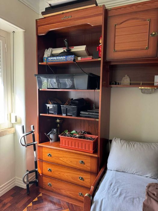 Conjunto de Moveis de Quarto em Madeira