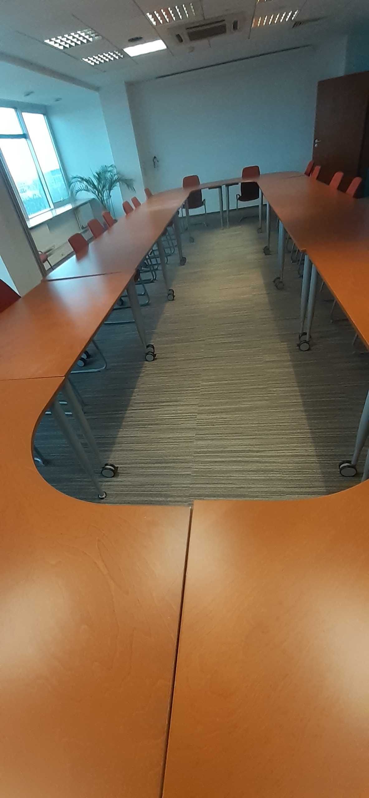 Wielki, modułowy stół konferencyjny z antresolą 77x280x840