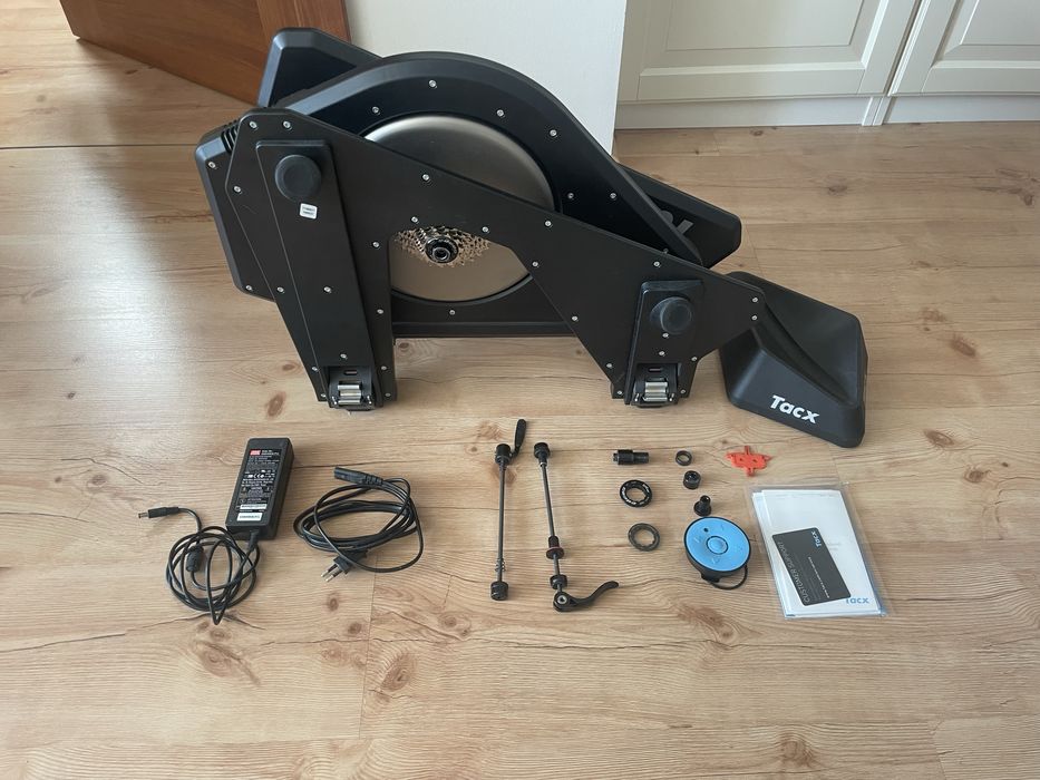 Trenażer Tacx NEO Smart z dodatkami do ZWIFT