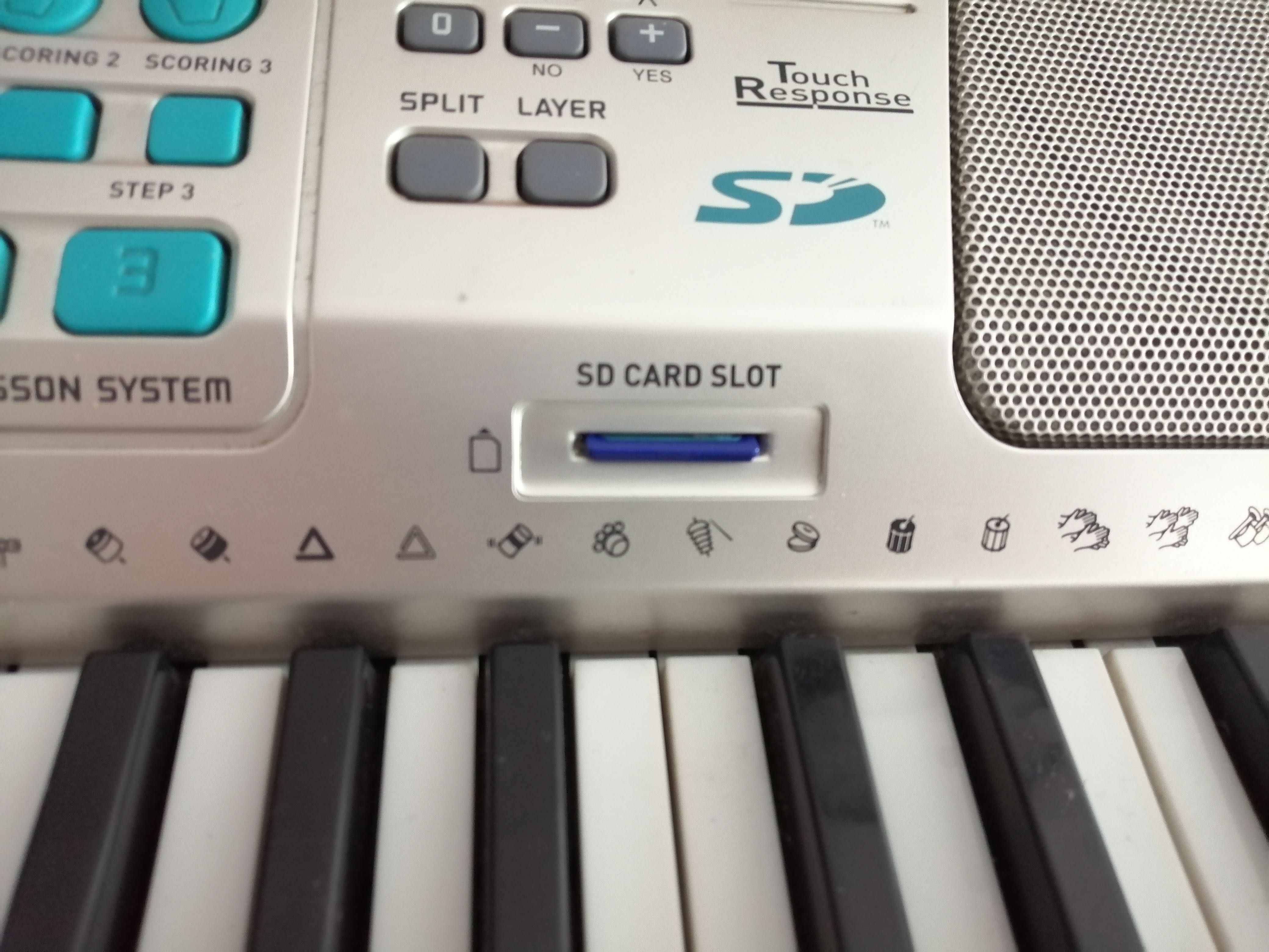 Casio z podświetlaną klawiaturą karta pamięci mikrofon MIDI USB