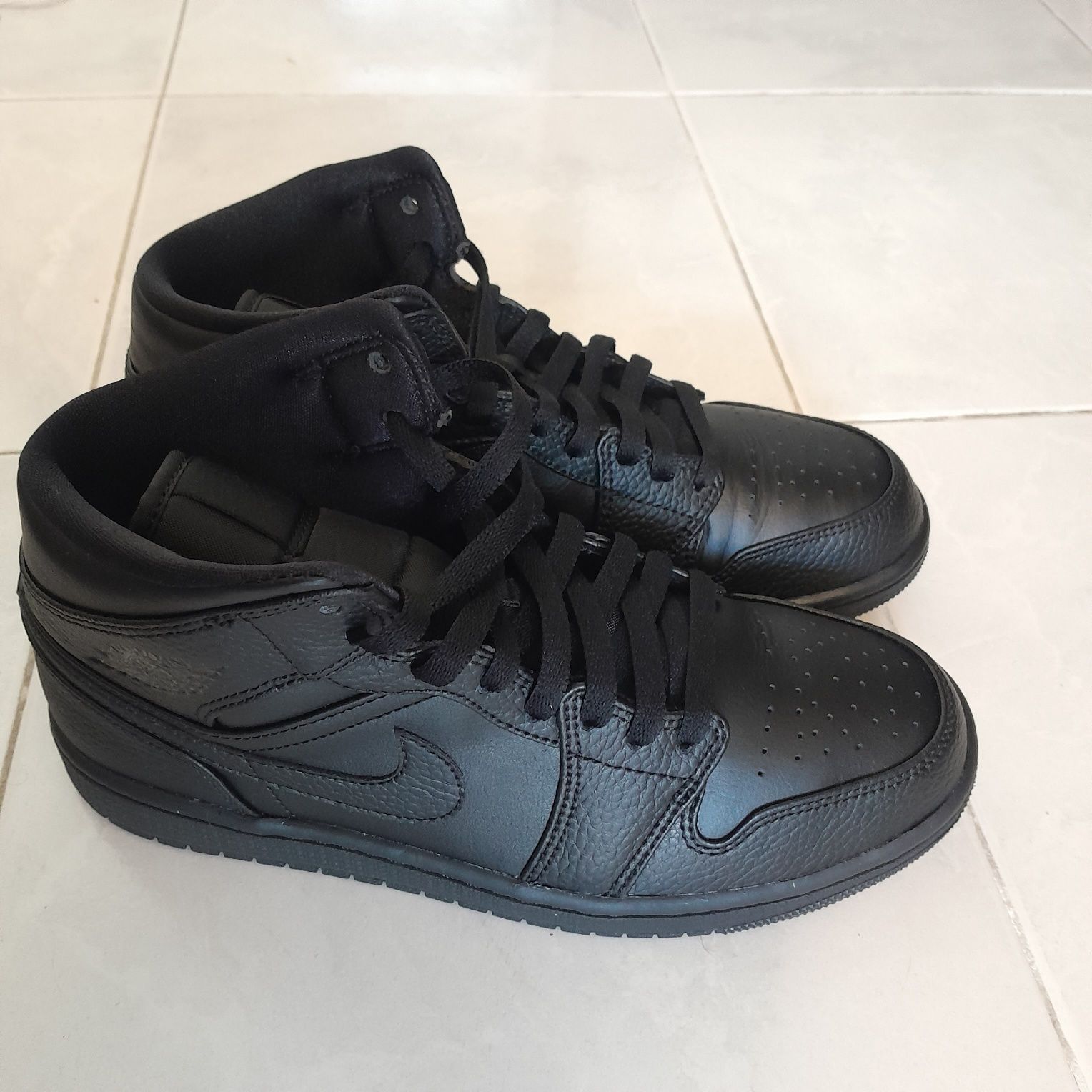 Air Jordan 1 Mid triple black