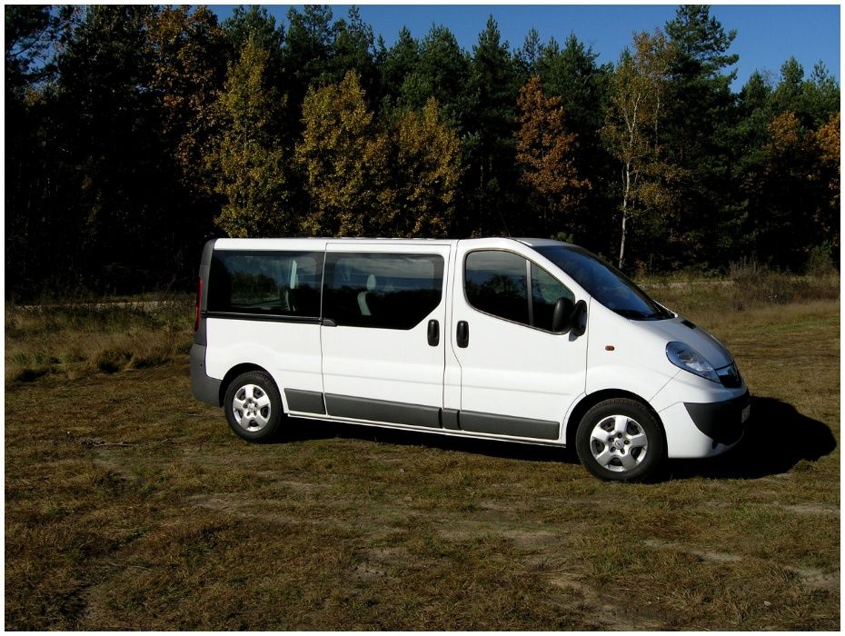 Wynajem busa Opel Vivaro 9 osobowy LONG kat B