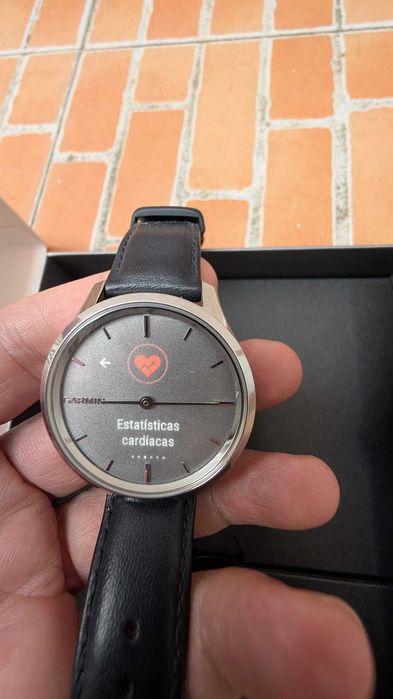 Smartwatch híbrido. Garmin vívomove Luxe