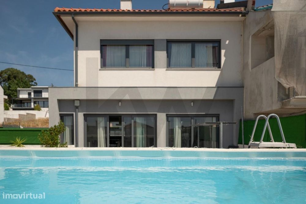 Moradia V3 com piscina em zona nobre de Odivelas