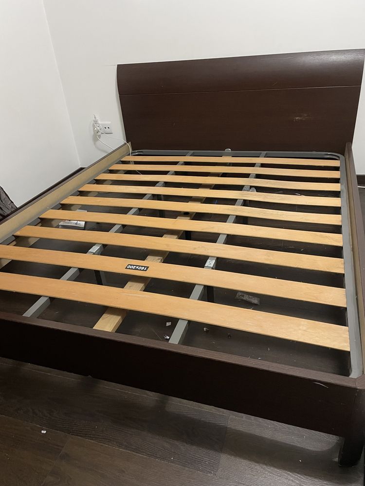 Só cama de madeira(sem colchão)