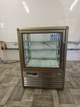 Кондитерська вітрина 250 л Tecfrigo kubo 250