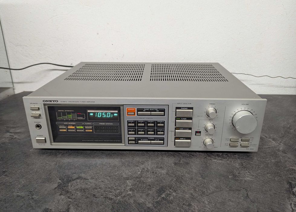 Cтерео ресивер Onkyo TX-300.