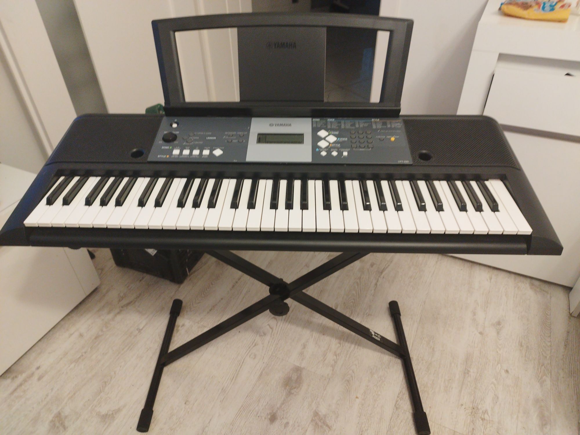 Yamaha, model YPT-230.