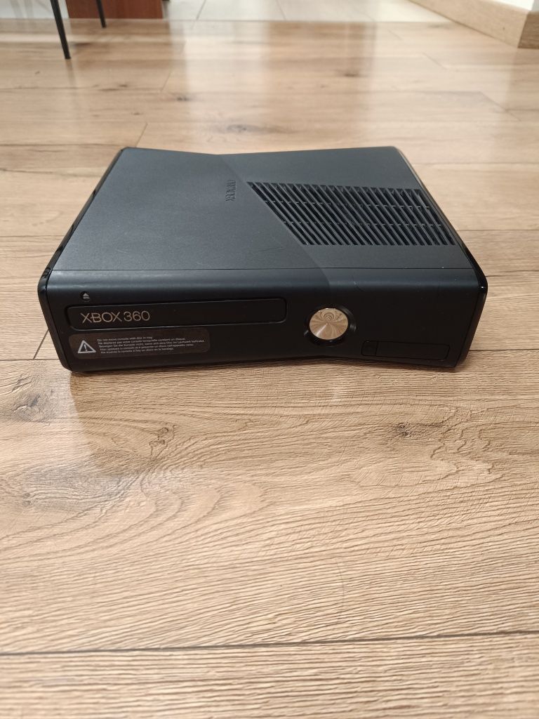 Xbox 360 S + 2 pady